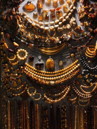 Téléchargez les photos : Amber jewelry on a wall in Sukiennice clothes hall in Krakow - en image libre de droit