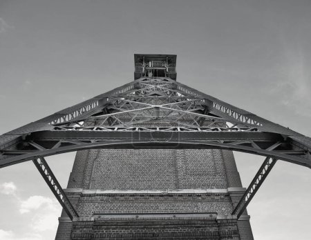 Foto de Wallers, Francia - 02 05 2023: Vista en blanco y negro del sitio minero Wallers Arenberg, con sus edificios de ladrillo rojo y marcos de cabeza. Sitio clasificado por la UNESCO. - Imagen libre de derechos
