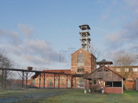 Foto de Wallers, Francia - 02 05 2023: Wallers Sitio minero de Arenberg, con sus edificios de ladrillo rojo y marcos de cabeza. Sitio clasificado por la UNESCO. - Imagen libre de derechos