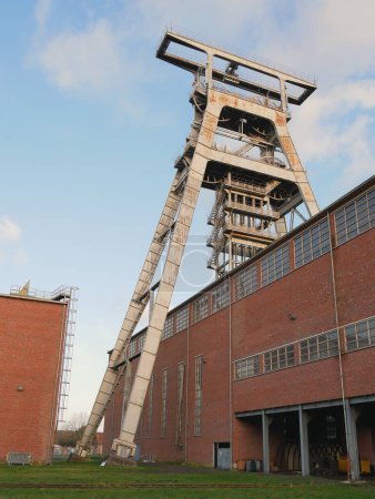 Foto de Wallers, Francia - 02 05 2023: Wallers Sitio minero de Arenberg, con sus edificios de ladrillo rojo y marcos de cabeza. Sitio clasificado por la UNESCO. - Imagen libre de derechos
