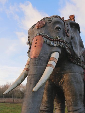 Foto de Wallers, Francia - 02 05 2023: El elefante de la memoria. Escultura monumental.Dentro de la obra se encuentra el cine público más pequeño del mundo - Imagen libre de derechos