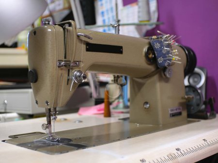 Foto de Primer plano de una máquina de coser en un taller de costura - Imagen libre de derechos
