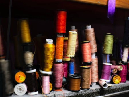 Foto de Bobinas de hilo de colores en el taller de una modista - Imagen libre de derechos
