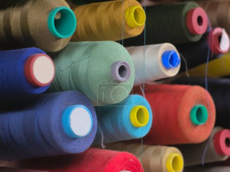 Foto de Bobinas de hilo de colores en el taller de una modista - Imagen libre de derechos