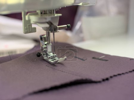 Foto de Primer plano de una máquina de coser en un taller de costura - Imagen libre de derechos