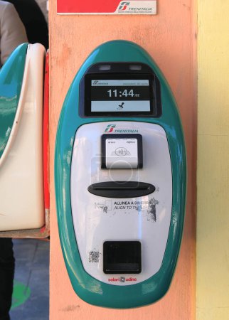 Foto de Manarola, Italia - 04 05 2023: Trenitalia máquina de validación de billetes de tren y transporte público - Imagen libre de derechos