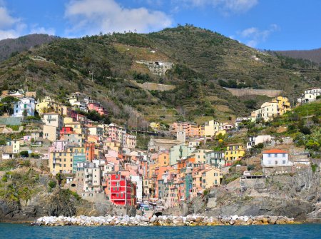 Foto de Monterosso al mare, Italia - 04 05 2023: Colorido pueblo en el parque nacional Cinque Terre, con forma de V, vista desde un barco - Imagen libre de derechos