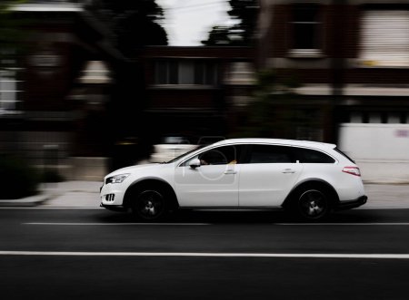 Foto de Efecto panorámico de un coche blanco, para concurso de velocidad con alto contraste. - Imagen libre de derechos