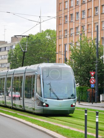 Téléchargez les photos : Valenciennes, France - 08 20 2023 : Tramway en ville sur des pistes couvertes d'herbe. - en image libre de droit