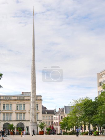 Téléchargez les photos : Valenciennes, France - 08 20 2023 : La Litanie, haute flèche sur la place principale de Valenciennes, positionnée sur le site de l'ancien beffroi. - en image libre de droit