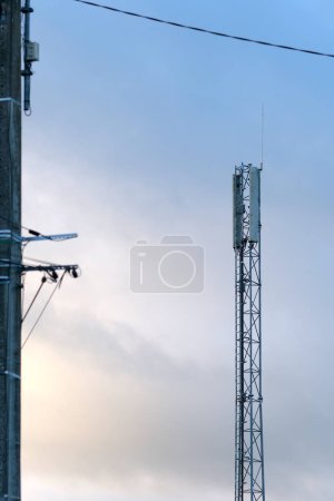 Téléchargez les photos : Haut d'une antenne 5G au coucher du soleil - en image libre de droit