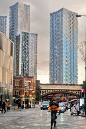 Foto de Manchester, Reino Unido - 12 29 2023: Escena callejera en Deansgate, incluyendo torres y edificios de paredes de ladrillo - Imagen libre de derechos