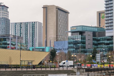 Foto de Manchester, Reino Unido - 12 30 2023: Mediacity district, Old Trafford, con centros comerciales, edificios de la BBC y locales comerciales. - Imagen libre de derechos
