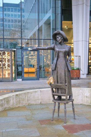 Foto de Manchester, Reino Unido - 12 29 2023: Estatua de Emmeline Pankhurst, en la plaza de San Pedro - Imagen libre de derechos