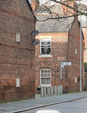 Téléchargez les photos : Manchester, Royaume-Uni - 12 31 2023 : Rue Anita dans le quartier d'Ancoats, avec ses maisons murales en brique dans une rangée - en image libre de droit