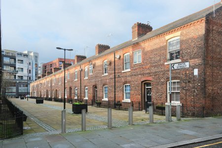 Foto de Manchester, Reino Unido - 12 31 2023: Anita street en el distrito de Ancoats, con sus casas de ladrillo en fila - Imagen libre de derechos