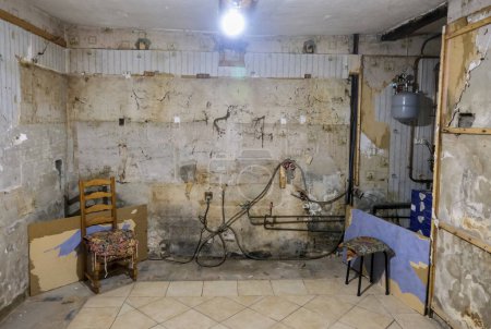Foto de Renovación de una antigua cocina de los años 70. En esta fase, los muebles viejos fueron retirados y las viejas paredes expuestas. - Imagen libre de derechos
