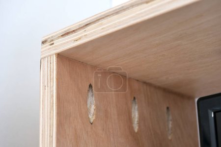 Foto de Creación de un estante de TV de madera contrachapada, con montaje de orificio de bolsillo. - Imagen libre de derechos