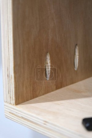 Foto de Creación de un estante de TV de madera contrachapada, con montaje de orificio de bolsillo. - Imagen libre de derechos