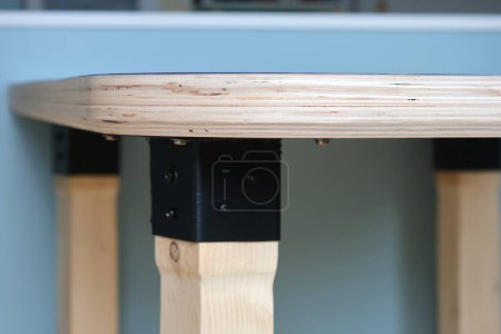 Table de bricolage en bois avec plateau en contreplaqué, pieds en bois et acier.