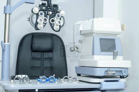 Foto de Interior de una oficina oftalmológica moderna en una tienda de óptica o clínica. diagnóstico profesional y tratamiento de la visión. - Imagen libre de derechos