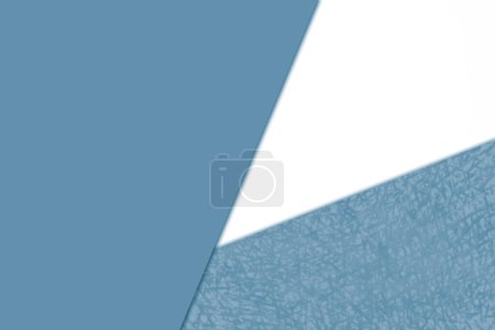 Téléchargez les photos : Plaine vs texturé nuances fraîches et brillantes de papiers colorés se recoupant pour former un triangle pour la conception de la couverture - en image libre de droit