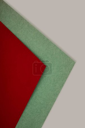 Abstraktes vertikales dreieckiges Papier auf weißem Hintergrund sieht aus wie die Seitenansicht eines offenen Buchs, Ebene gegen strukturierten Einband