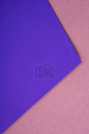 Foto de Los papeles triangulares verticales abstractos sobre fondo blanco se parecen a la vista lateral de una cubierta lisa vs texturizada de libro abierto - Imagen libre de derechos