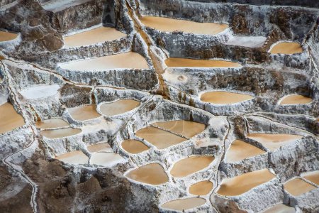 Foto de Salinas de Maras minas de sal que parecen ollas de pintura, vista aérea desde arriba, Perú, América del Sur - Imagen libre de derechos