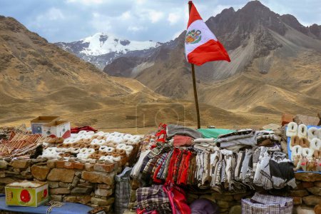 Foto de Soporte de recuerdo con bandera en las montañas de los Andes, América del Sur - Imagen libre de derechos