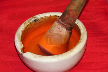 Téléchargez les photos : Peinture rouge en pot de peinture thanka - en image libre de droit