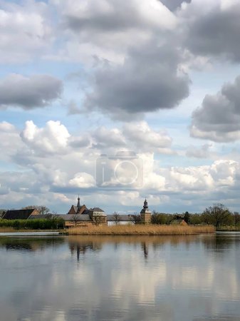 Foto de Reflejo del cielo con nubes claras y oscuras en el agua del lago, Herkenrode, Bélgica, Europa - Imagen libre de derechos