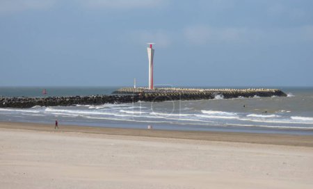 Foto de Ostende playa, paseo marítimo y torre de radar al final del muelle, costa del Mar del Norte, Flandes, Bélgica, Europa - Imagen libre de derechos