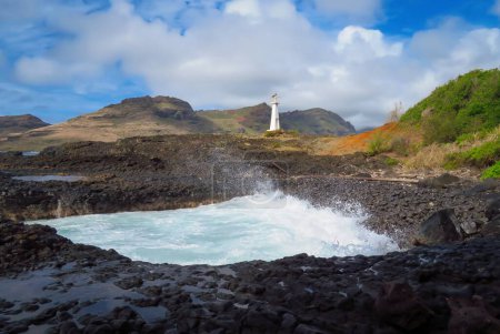 Téléchargez les photos : Vagues s'écrasant sur la rive rocheuse, Phare de Kukii Point en arrière-plan, Kalapaki, Kauai, Hawaï, États-Unis - en image libre de droit