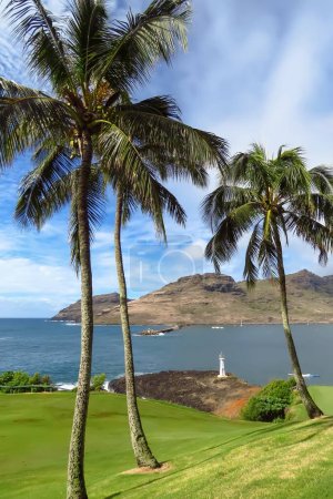 Blick auf Golfplatz, Leuchtturm, Meer und Insel in der Kalapaki Bay, Kauai, Hawaii