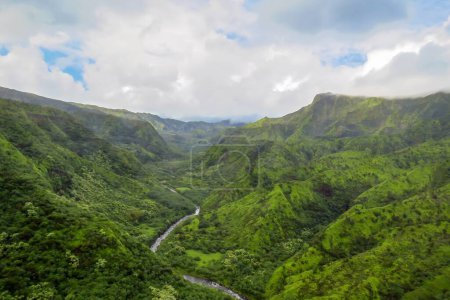 Téléchargez les photos : Fleuve serpentant à travers la vallée verte et le paysage de montagne, Na Pali Coast State Wilderness Park, Kauai, Hawaï, États-Unis - en image libre de droit