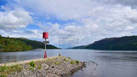 Foto de Hermosa vista sobre el lago Loch Ness, Fort Augustus en las Highlands escocesas, Reino Unido, Europa - Imagen libre de derechos