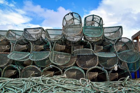 Foto de Ollas de langosta verde tradicionales, trampas de cangrejo y cuerda de pescar apilados en el muelle en Tobermory, Isla de Mull, Hébridas, Escocia, Reino Unido, Europa - Imagen libre de derechos