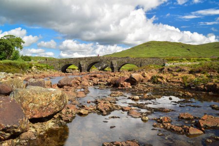 Téléchargez les photos : Vieux pont panoramique de Sligachan et rivière courant entre les rochers en été, près de Portree, point de repère de l'île de Skye, Écosse, Royaume-Uni, Europe - en image libre de droit