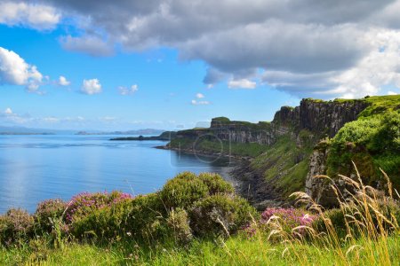 Téléchargez les photos : Paysage panoramique avec vue sur la baie bleue à Kilt Rock, île de Skye, Écosse, Royaume-Uni, Europe - en image libre de droit
