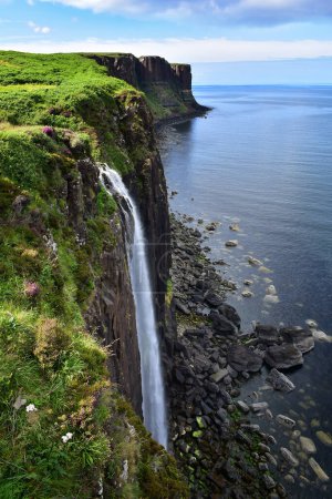 Téléchargez les photos : Cascade pittoresque de Kilt Rock et de Mealt Falls sur la péninsule Trotternish, point de repère de l'île de Skye, Écosse, Royaume-Uni. Voyage Europe. - en image libre de droit