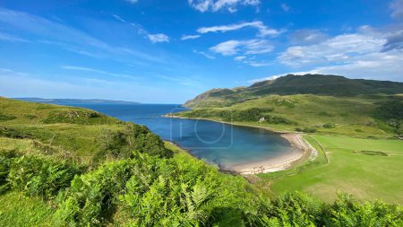 Téléchargez les photos : Belle baie des Pledges, Camas nan Geall en gaélique, par une journée d'été ensoleillée. Péninsule d'Ardnamurchan, Écosse, Royaume-Uni, Europe - en image libre de droit