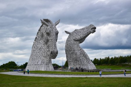 Téléchargez les photos : Falkirk, Royaume-Uni - 5 juillet 2023 : Statue des chevaux Kelpies par Andy Scot, Helix park, Écosse, Royaume-Uni, Europe - en image libre de droit