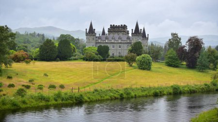 Téléchargez les photos : Inveraray, Écosse - 7 juillet 2023 : Château d'Inveraray sur la rive du Loch Fyne, vue de loin, comté d'Argyll, Écosse, Royaume-Uni, Europe - en image libre de droit