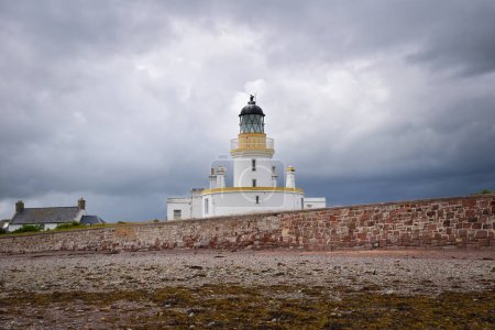 Téléchargez les photos : Nuages sombres au-dessus du phare de Chanonry, phare sur la côte de Chanonry Point, Écosse, Royaume-Uni, voyage Europe. - en image libre de droit