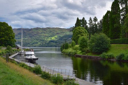Foto de Barcos de recreo atracados en Fort Augustus listos para navegar en el lago Loch Ness en verano, Escocia, Reino Unido, viajar Europa - Imagen libre de derechos