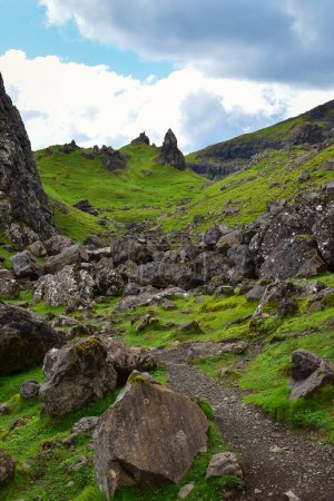 Téléchargez les photos : Sentier de randonnée rocheux menant au célèbre vieil homme de Storr, paysage verdoyant des hautes terres en été, île de Skye, Écosse point de repère, Royaume-Uni, Voyage Europe - en image libre de droit