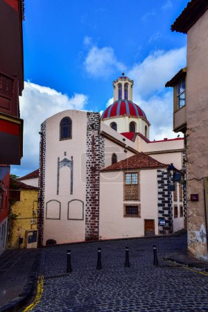 Pintoresca Iglesia de Nuestra Señora de la Concepción en la ciudad de La Orotava, Tenerife, España, viajar por Europa. Arquitectura tradicional de Canarias.