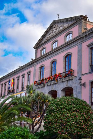 Das Rathaus von La Orotava, ein wunderschönes historisches Gebäude in rosa gestrichen und weihnachtlich geschmückt. Teneriffa, Kanarische Inseln, Spanien, beliebtes Reiseziel Europa.