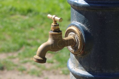Téléchargez les photos : Robinet d'eau extérieur dans le parc pour se rafraîchir - en image libre de droit